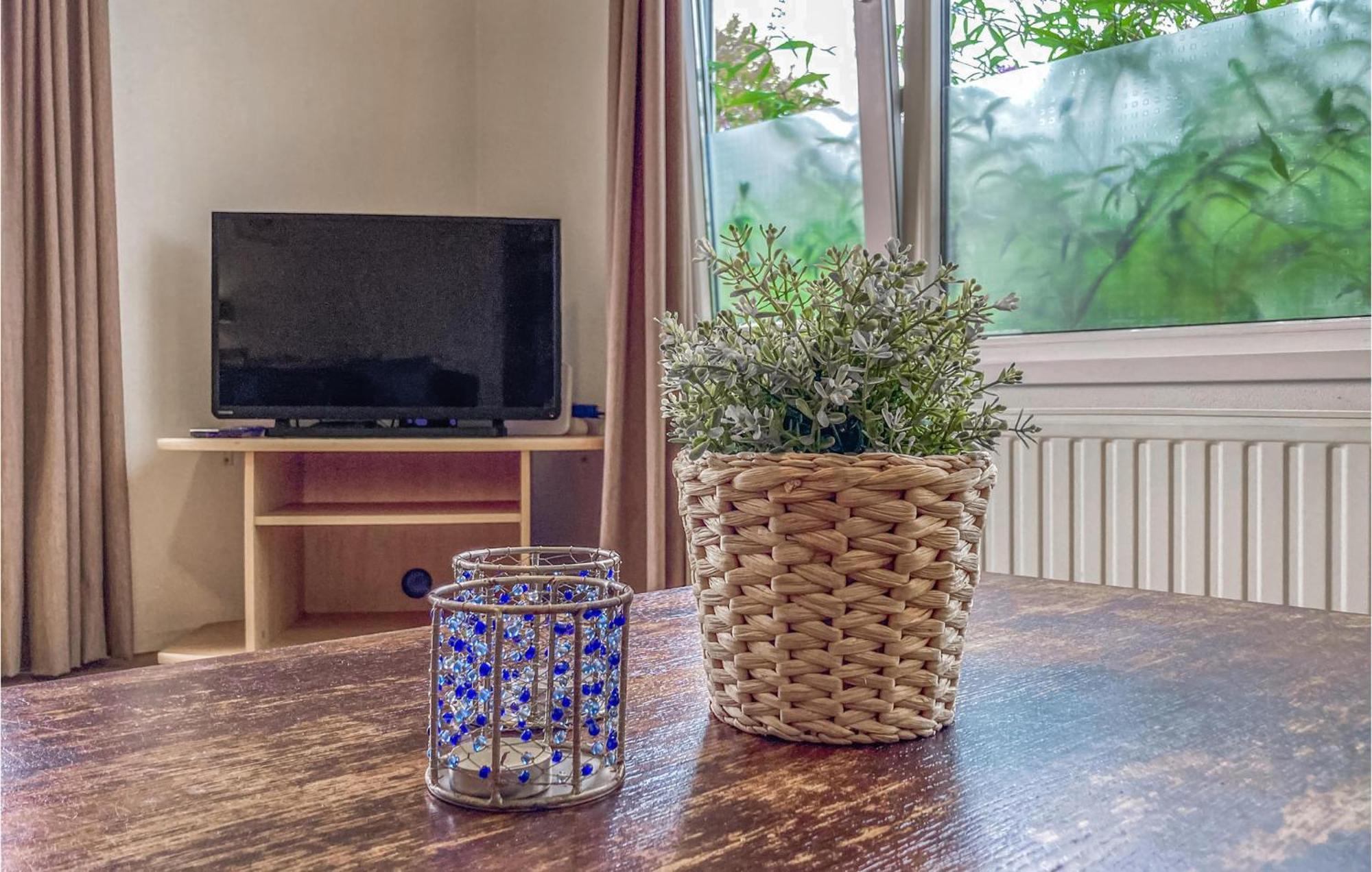 Beautiful In With Outdoor Swimming Pool, Wifi&2 Bedrooms Vakantiehuis Heinkenszand